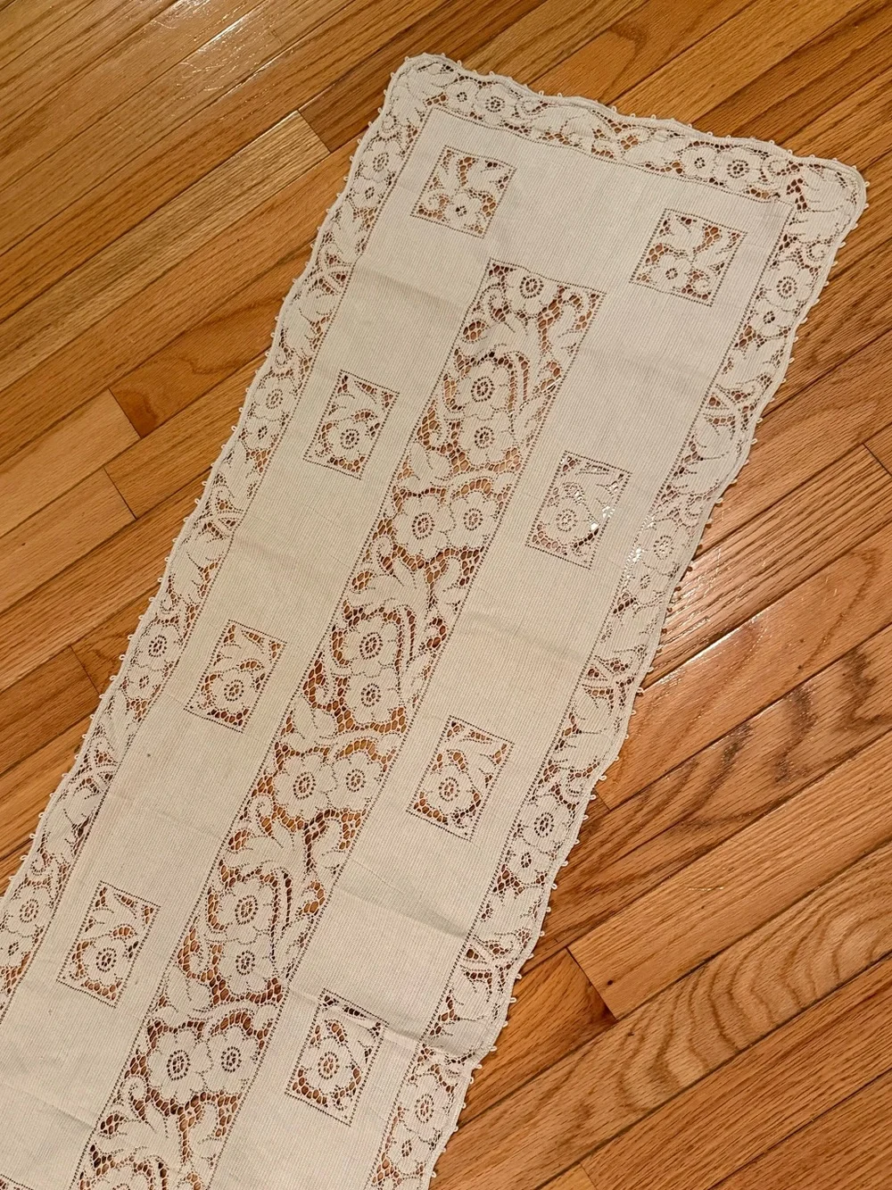 Vintage Lace-Trimmed Linen Table Runner Crean Edge detail cottage granny country
